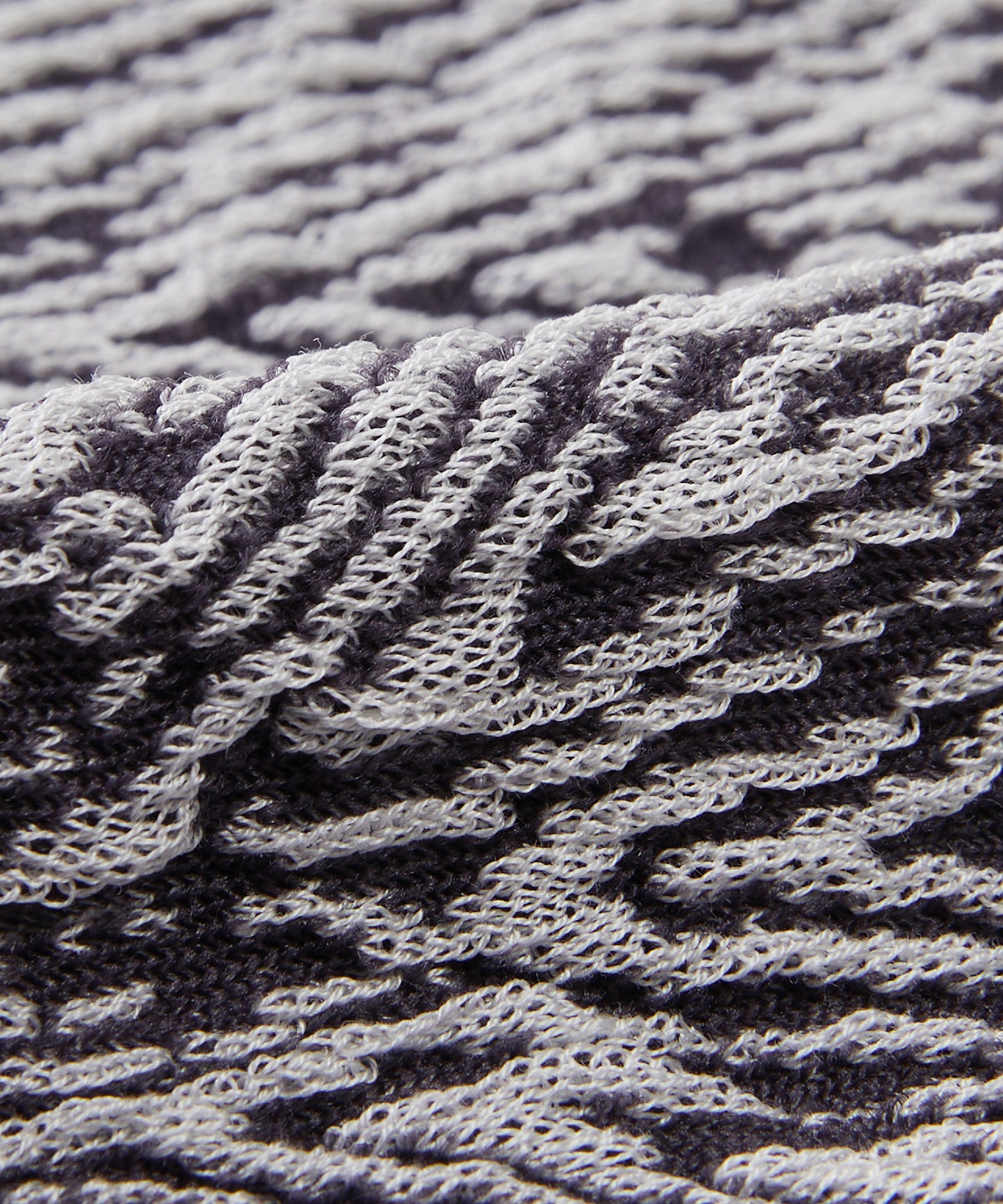 Linear Texture Tabi Socks