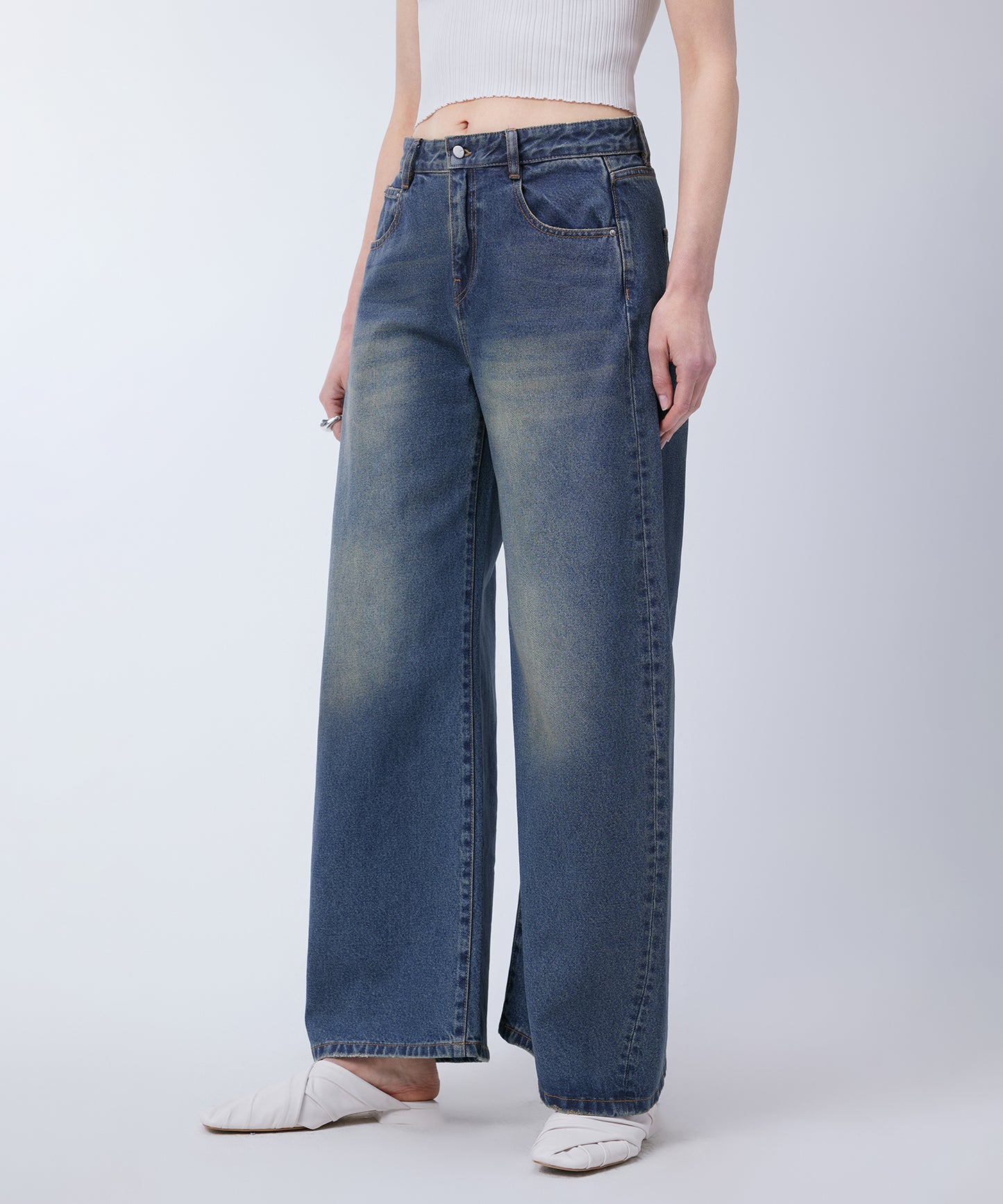 Unique Curved Loose-Fit Jeans