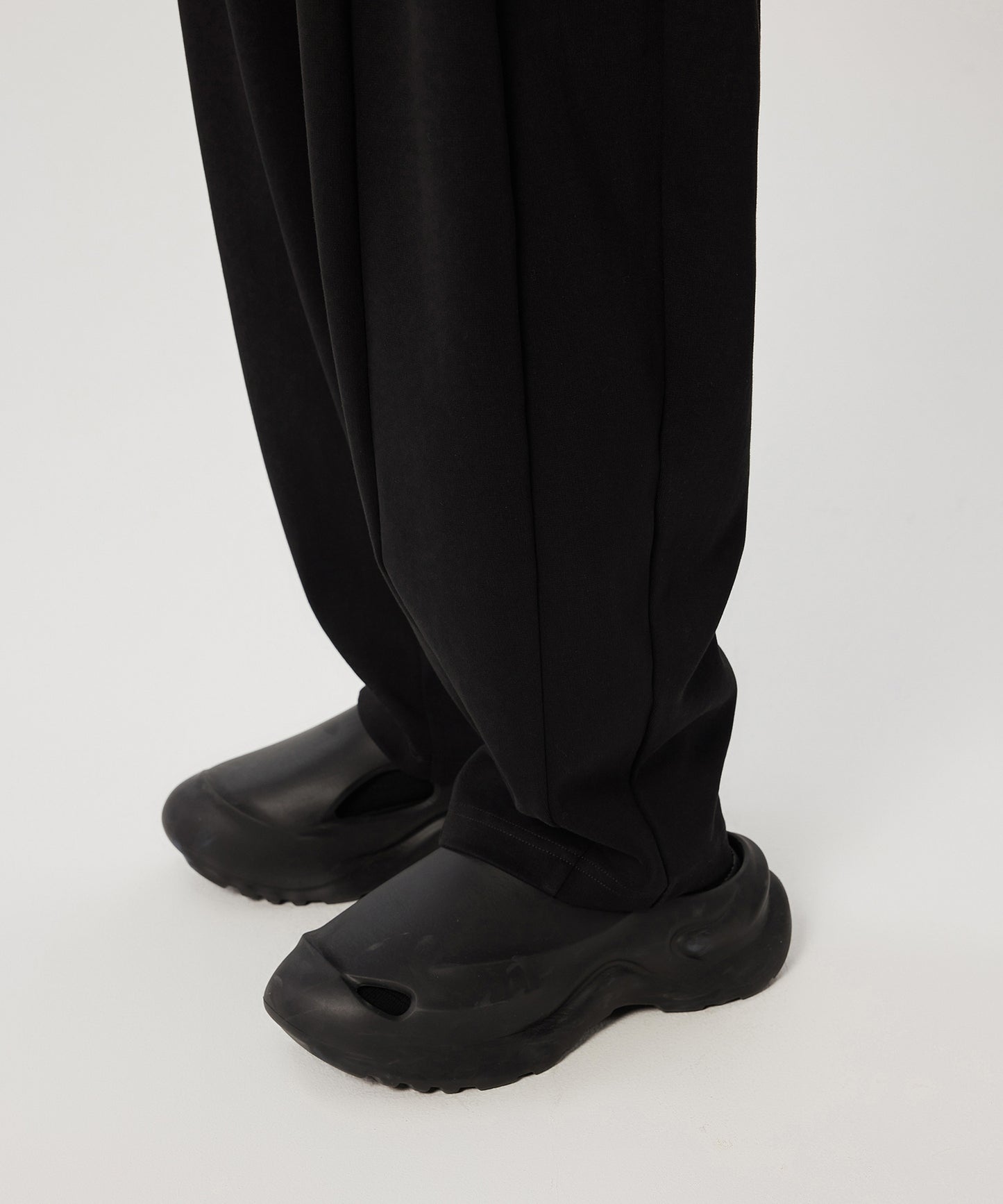 [CROQUIS]
Relaxed Straight-leg Trousers