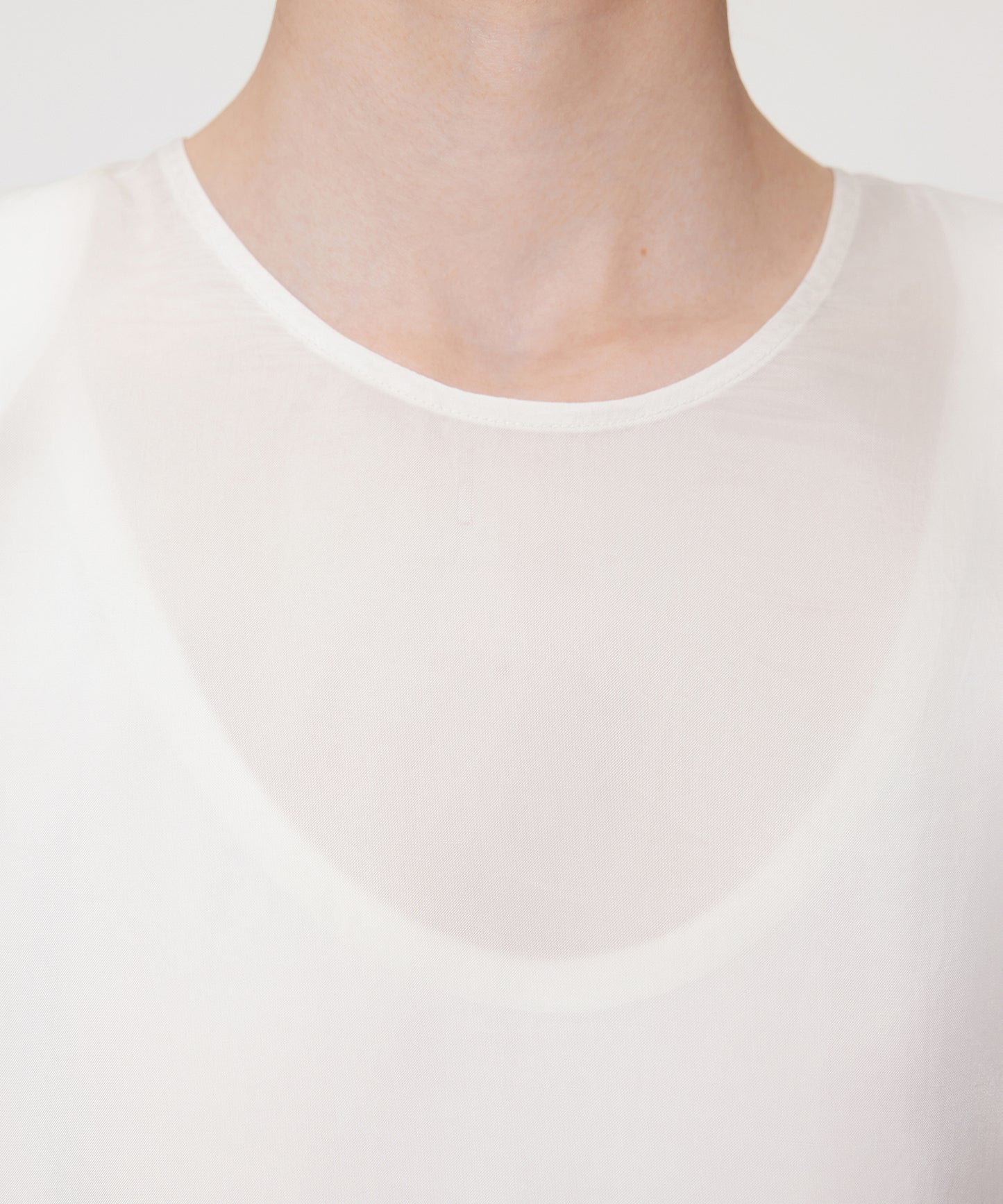 Padded-shoulder Sleeveless Shirt