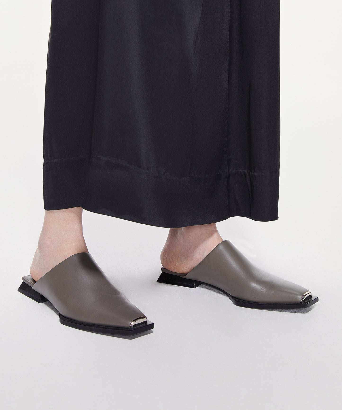 Square-toe Leather Backless Loafers